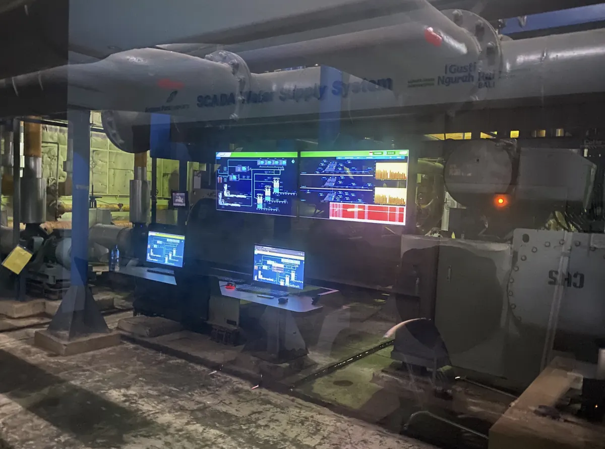 Workstation SCADA sistem suplai air di rumah pompa Bandara Internasional I Gusti Ngurah Rai, Bali