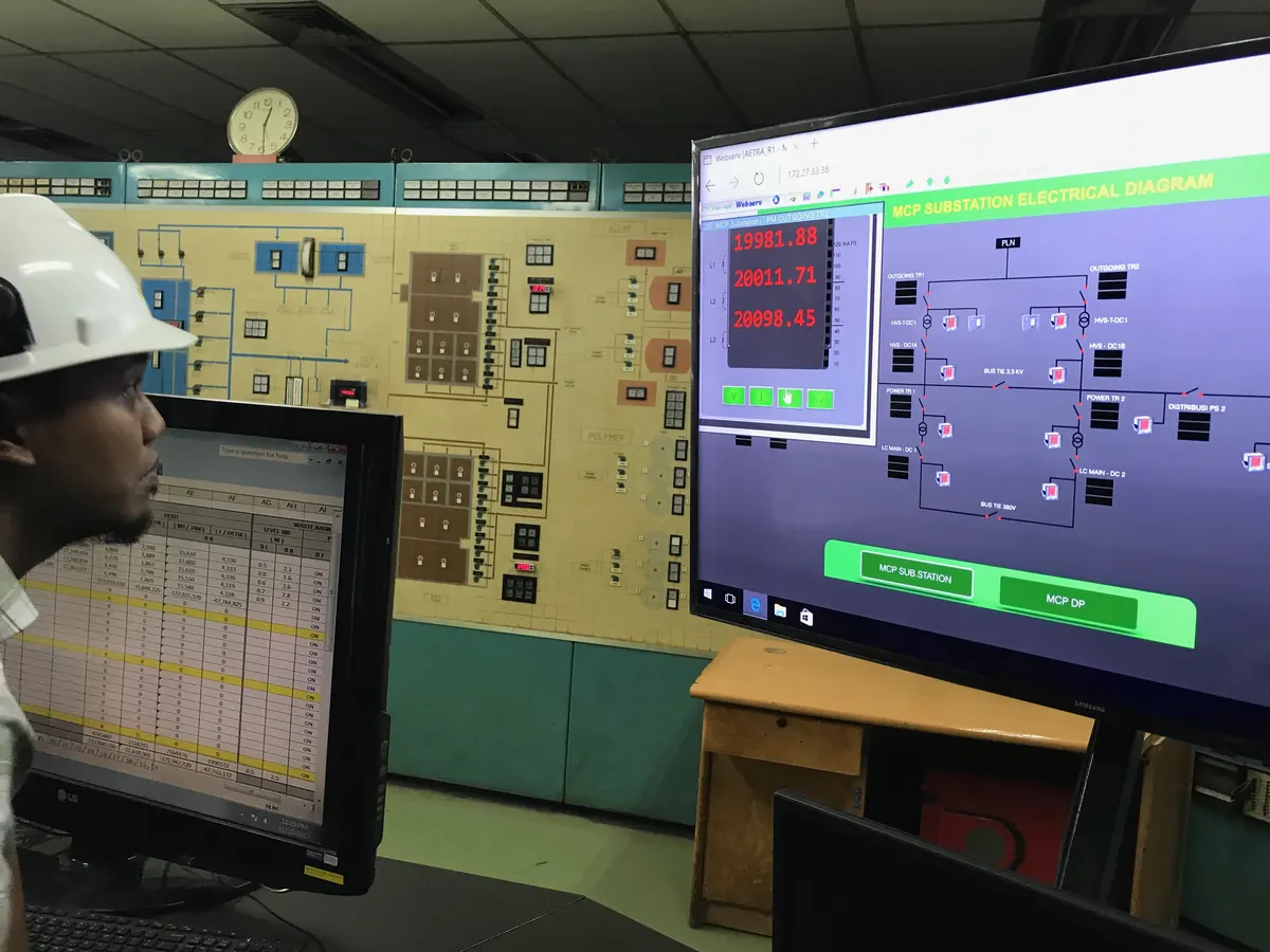 Engineer memeriksa layar SCADA gardu listrik di ruang MCC