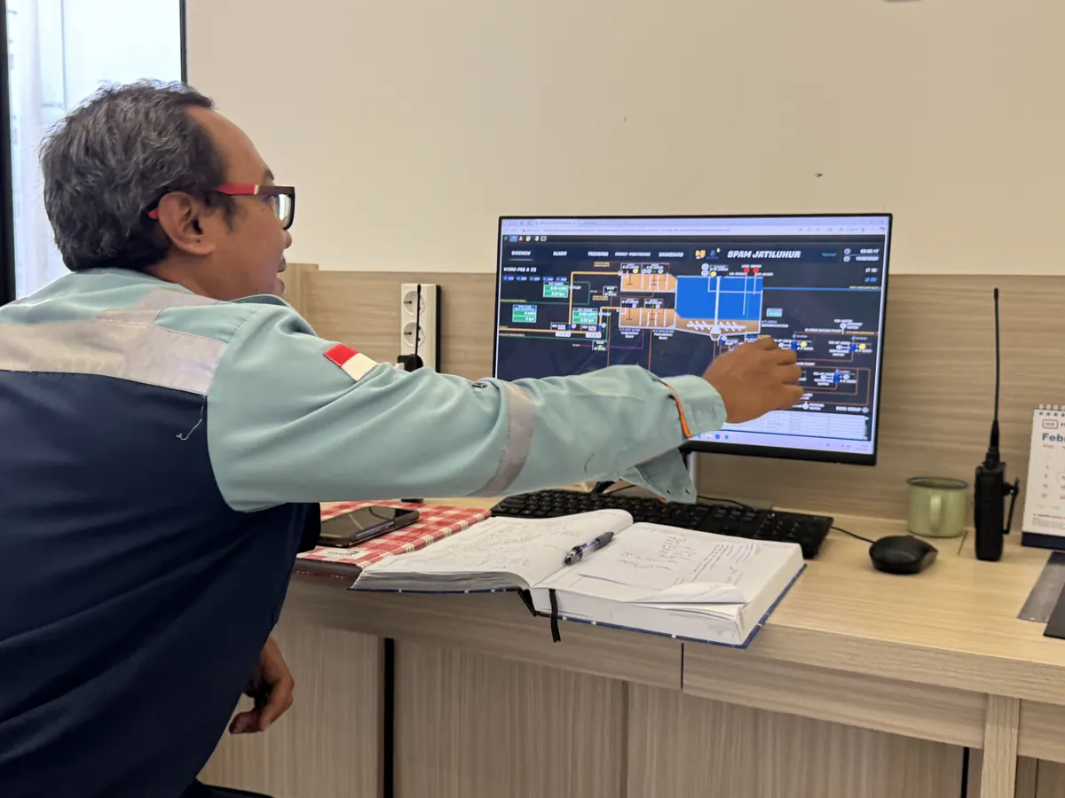Engineer WSI memeriksa layar SCADA di ruang kontrol instalasi pengolahan air